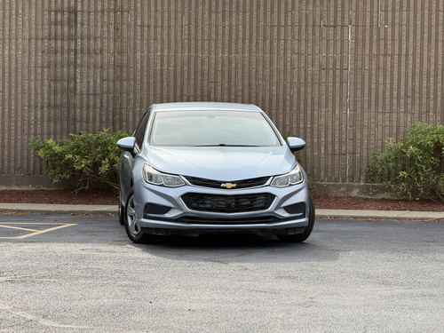 2018 Chevrolet Cruze — photo 2