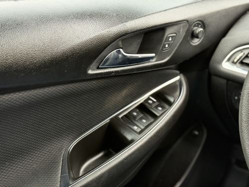 2018 Chevrolet Cruze — photo 27