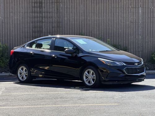 2017 Chevrolet Cruze LT — photo 2