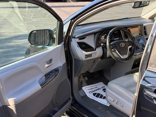 2015 Toyota Sienna Limited 7-Passenger — photo 22