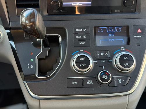 2015 Toyota Sienna Limited 7-Passenger — photo 26