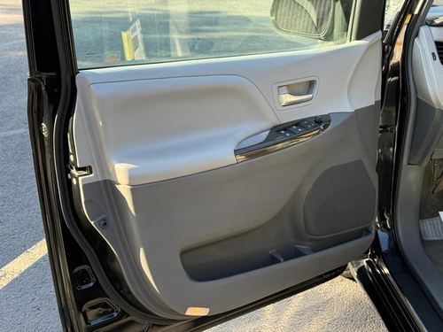 2015 Toyota Sienna Limited 7-Passenger — photo 28
