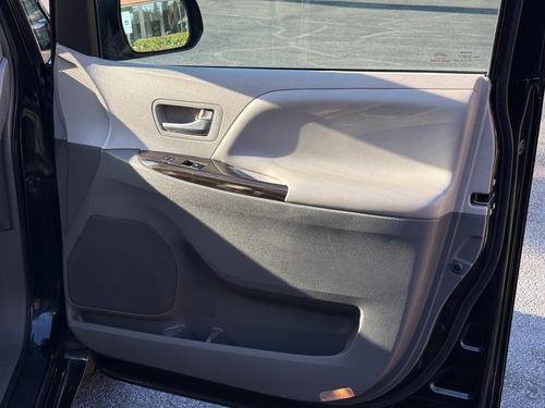 2015 Toyota Sienna Limited 7-Passenger — photo 35