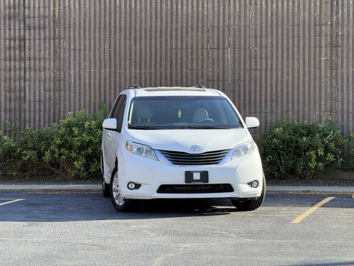 2012 Toyota Sienna — photo 5