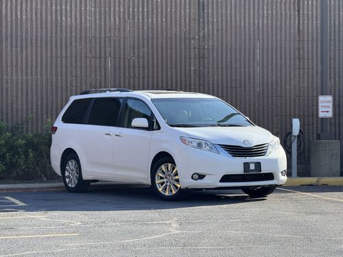 2012 Toyota Sienna — photo 2