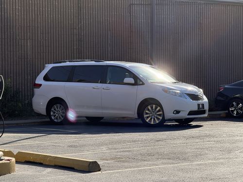 2012 Toyota Sienna — photo 4