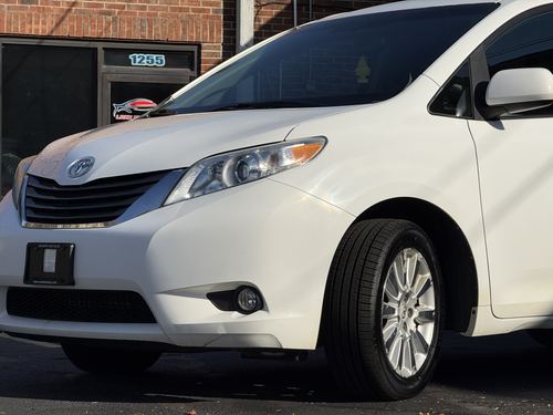 2012 Toyota Sienna — photo 8