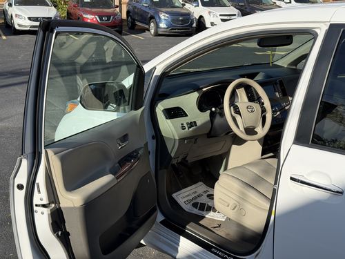 2012 Toyota Sienna — photo 23