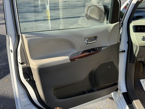 2012 Toyota Sienna — photo 33