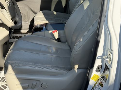 2012 Toyota Sienna — photo 25