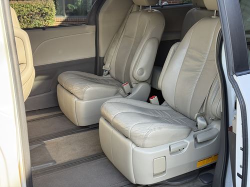 2012 Toyota Sienna — photo 30