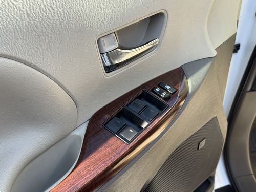 2012 Toyota Sienna — photo 32