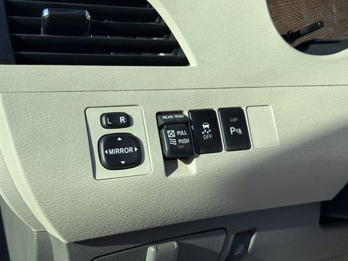 2012 Toyota Sienna — photo 24