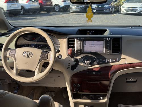 2012 Toyota Sienna — photo 22