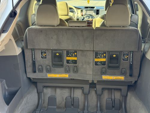 2012 Toyota Sienna — photo 37