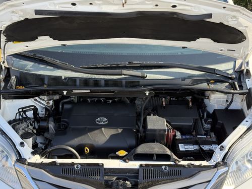 2012 Toyota Sienna — photo 38