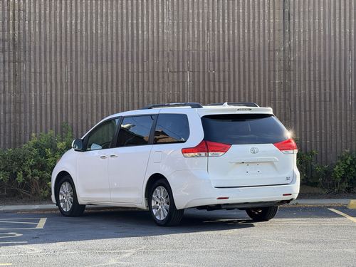 2012 Toyota Sienna — photo 9