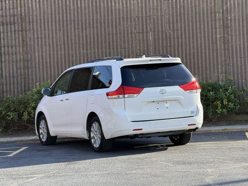 2012 Toyota Sienna — photo 10
