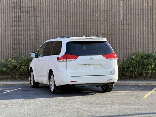 2012 Toyota Sienna — photo 11