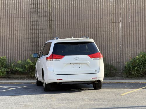2012 Toyota Sienna — photo 13