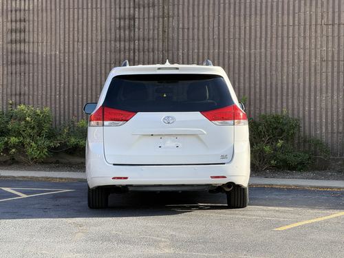 2012 Toyota Sienna — photo 14