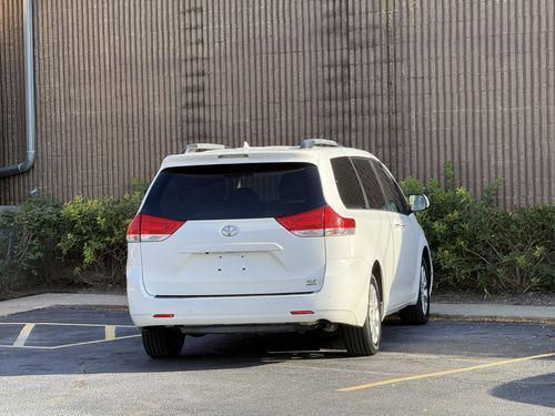2012 Toyota Sienna — photo 15