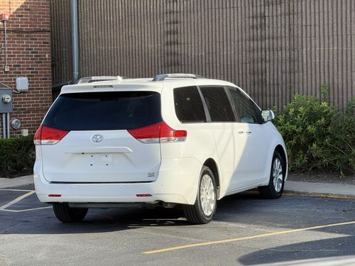 2012 Toyota Sienna — photo 16