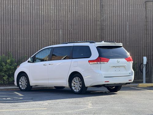 2012 Toyota Sienna — photo 12