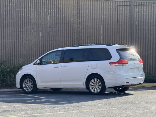 2012 Toyota Sienna XLE — photo 10