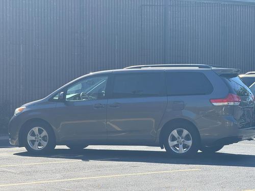 2014 Toyota Sienna — photo 8