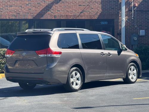 2014 Toyota Sienna — photo 9
