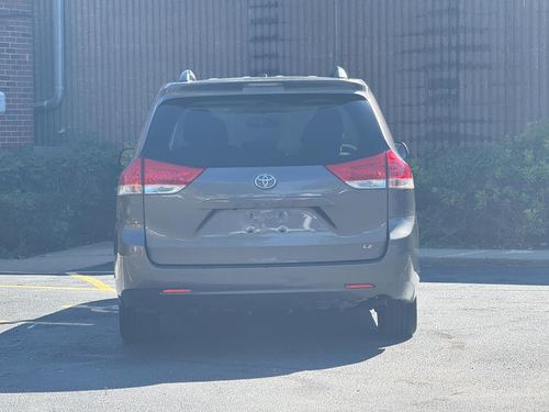 2014 Toyota Sienna — photo 10