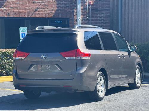 2014 Toyota Sienna — photo 12