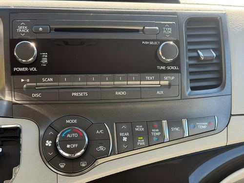 2014 Toyota Sienna — photo 16