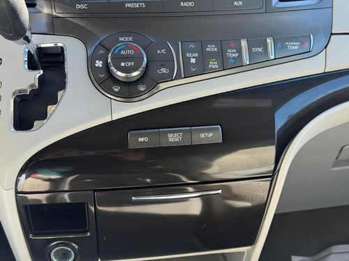 2014 Toyota Sienna — photo 22