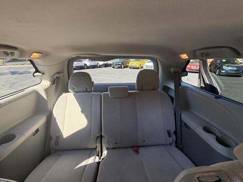 2014 Toyota Sienna — photo 26