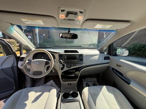 2014 Toyota Sienna — photo 27