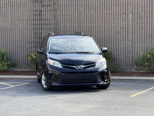 2018 Toyota Sienna — photo 2